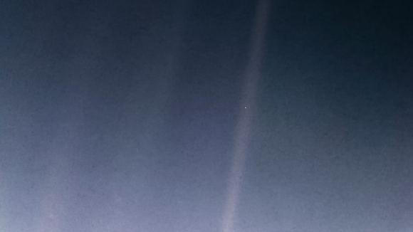 Essa versão atualizada da icônica imagem "Pálido Ponto Azul" tirada pela espaçonave Voyager 1 usa software e técnicas modernas de processamento de imagens para revisitar a conhecida visão da Voyager, tentando respeitar os dados originais e a intenção daqueles que planejaram as imagens. Crédito: NASA/JPL-Caltech