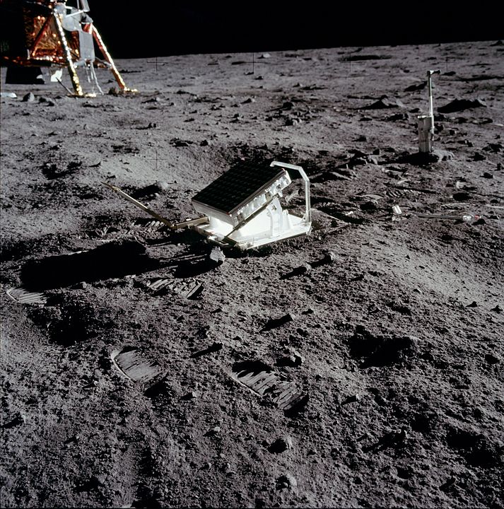 Lunar Laser Ranging Experiment from the Apollo 11 mission. Image Credit: By NASA - NASA Apollo Archive http://www.hq.nasa.gov/office/pao/History/alsj/a11/AS11-40-5952.jpg, Public Domain, https://commons.wikimedia.org/w/index.php?curid=719521