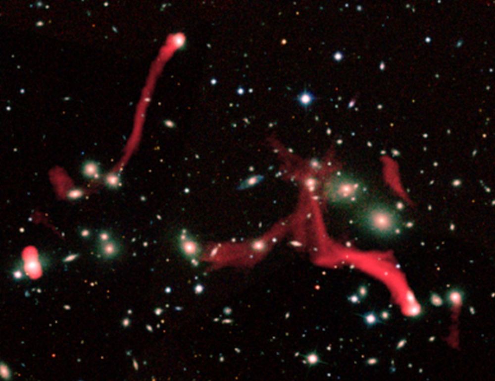The filamentary structures observed by LOFAR at the center of Abell 2255, here reported in red. These radio emissions are due to trails of particles and magnetic fields released by the galaxies during their motion inside the cluster (credits: Botteon et al. (2020) – LOFAR – SDSS).