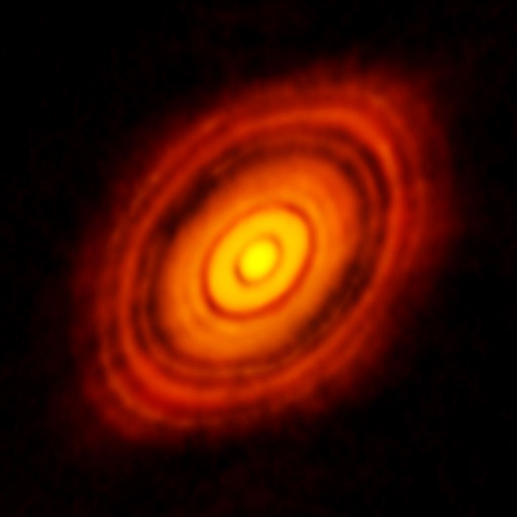 Esta imagen de ALMA muestra el disco protoplanetario que rodea a la joven estrella HL Tauri.  ALMA revela parte de la subestructura del disco, como espacios donde se pueden formar planetas.  Sólo mejores observaciones pueden decirnos en última instancia si estos espacios son planetas, pero incluso si no lo son, la presencia de los espacios indica que el disco se ha enfriado lo suficiente como para que se formen planetas.  Crédito de la imagen: ESO/ALMA