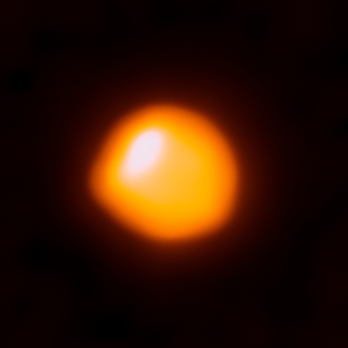 Betelgeuse ir aptuveni par 50% gaišāka nekā parasti.  Kas notiek?
