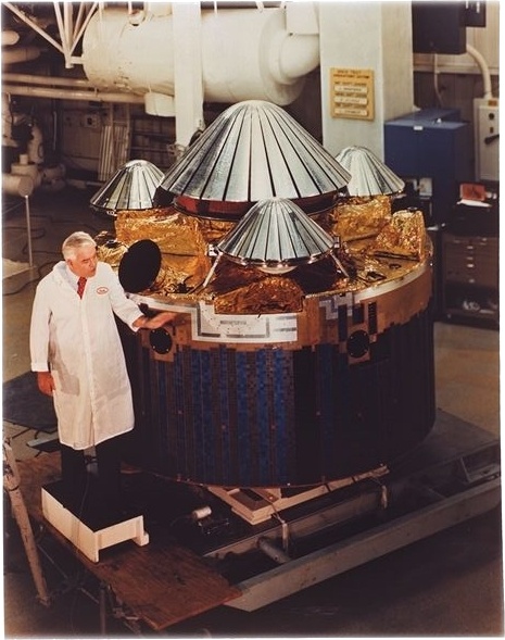 Engineers inspecting NASA's Pioneer Venus Multiprobe spacecraft bus with the four probes attached. Image Credit: By NASA Ames Research Center (NASA-ARC) - http://nix.larc.nasa.gov/info;jsessionid=6v6flfypvl37?id=AC77-0376-8&orgid=9, Public Domain, https://commons.wikimedia.org/w/index.php?curid=2354021