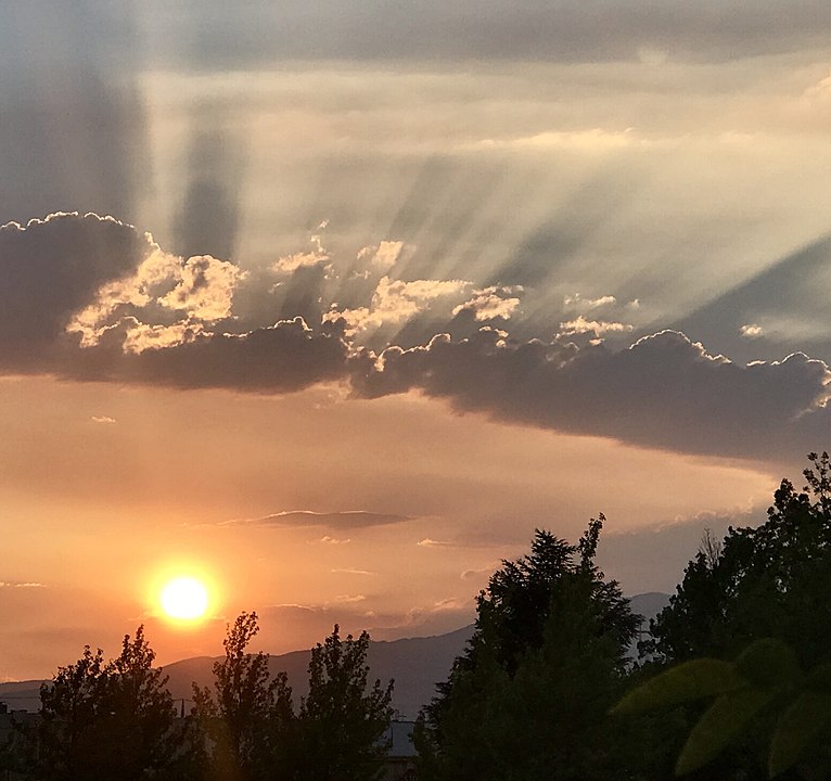 Sunbeams in Nevada during a sunset. Image Credit: By ExorcisioTe - Own work, CC BY-SA 4.0, https://commons.wikimedia.org/w/index.php?curid=71101650