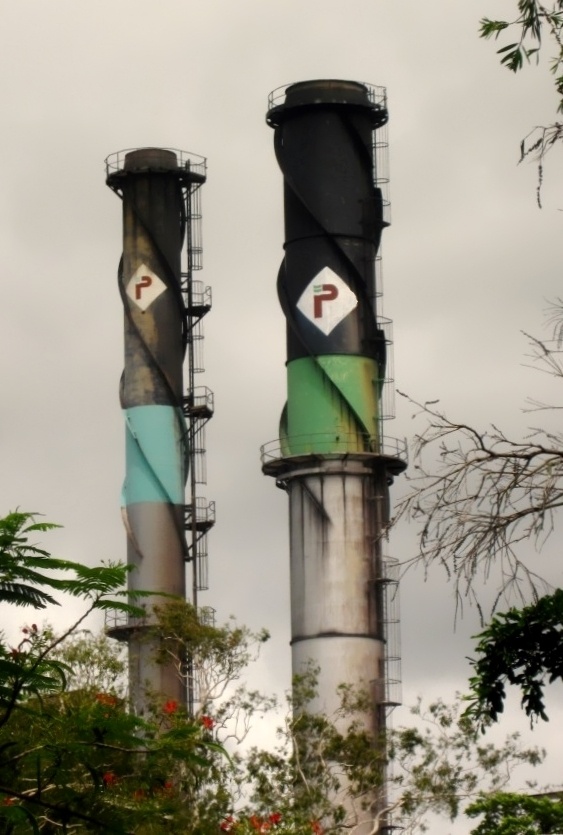 These chimneys are fitted with strakes to prevent the formation of vortices. Image Credit: By Greditdesu - Using my Canon IXUS 105, CC BY-SA 3.0, https://commons.wikimedia.org/w/index.php?curid=18741199