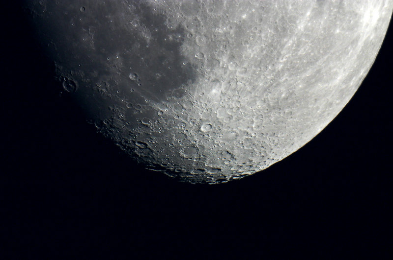 The Tycho crater is one of the Moon's brightest. It's relatively young, at about 108 million years old. A ray system of radial streaks of material is visible centred on Tycho. Impacts that occurred during when the Moon was a cooling magma ocean would look very different. Image Credit: CC BY-SA 3.0, https://commons.wikimedia.org/w/index.php?curid=51289