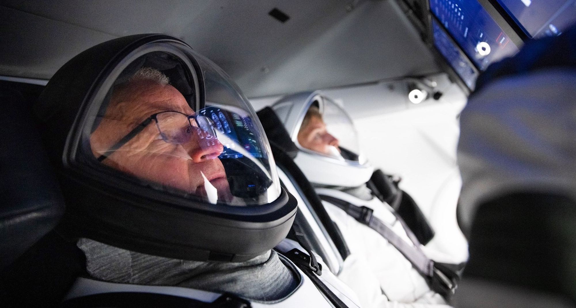 John Shoffner and Peggy Whitson in SpaceX Crew Dragon simulator