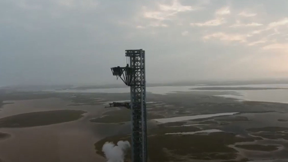 SpaceX Tests its Starship-Catching Launch Tower