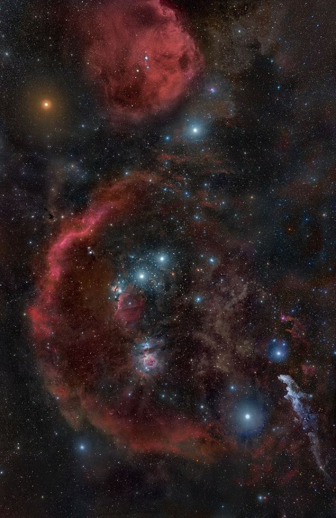 Molekuliniai debesys yra didžiuliai žvaigždžių formavimosi regionai.  Šiame paveikslėlyje pavaizduotas Oriono molekulinių debesų kompleksas, aktyvus žvaigždžių formavimosi regionas, esantis už 1000 ir 1400 šviesmečių.  Nauji tyrimai rodo, kad peptidai, vienas iš gyvybės statybinių blokų, gali pradėti veikti šiuose šaltuose regionuose.  Vaizdo kreditas: Rogelio Bernal Andreo – http://deepskycolors.com/astro/JPEG/RBA_Orion_HeadToToes.jpg, CC BY-SA 3.0, https://commons.wikimedia.org/w/index.php?curid=20793252
