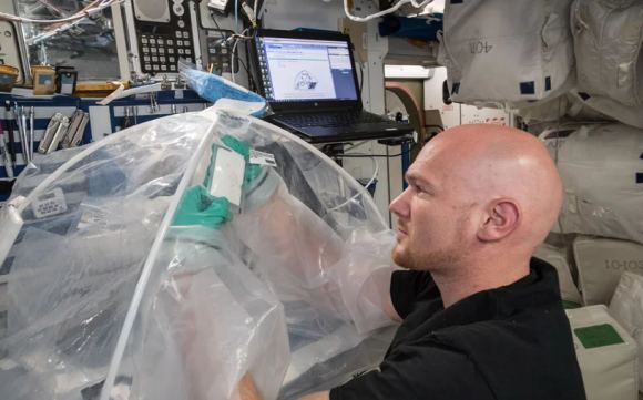 Astronaut Alexander Gerst mixes concrete in a similar experiment back in 2019.
