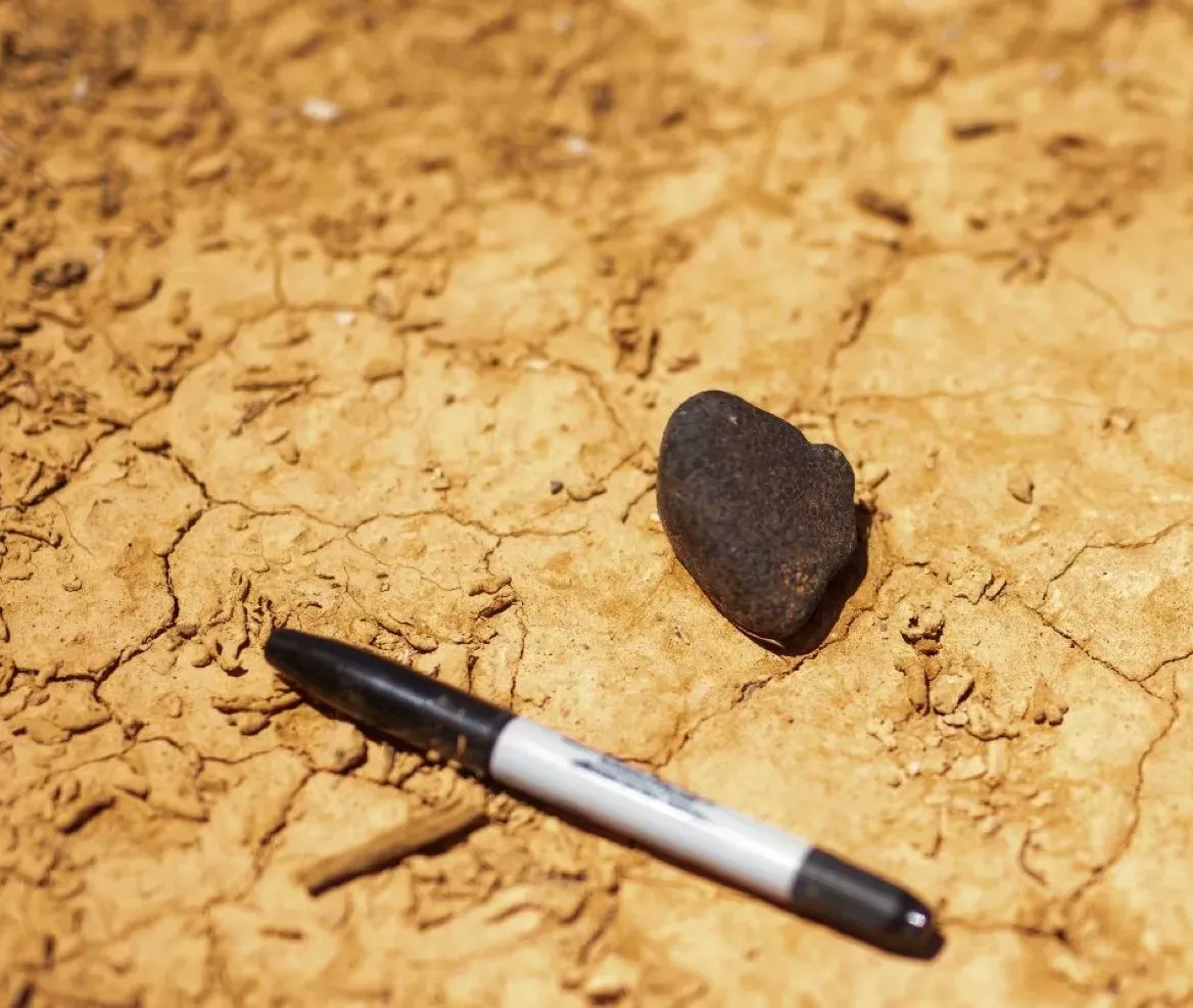 Une météorite s’est récemment écrasée en Australie.  Un drone a parcouru la zone et l’a trouvé