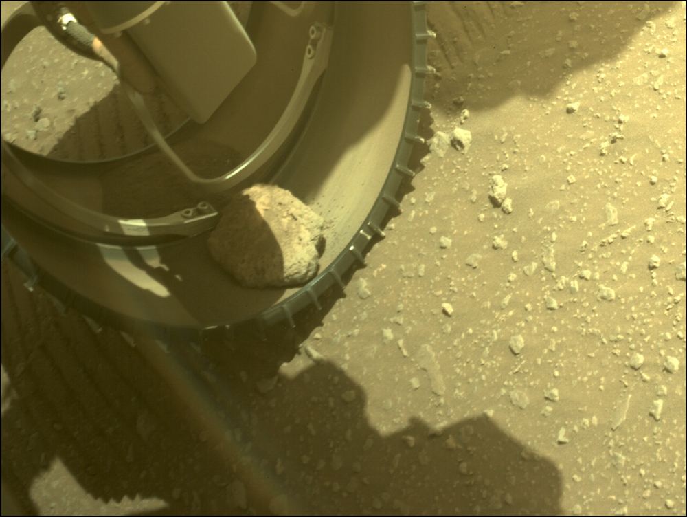 Questa immagine del 2 marzo mostra che la roccia è ancora bloccata in una delle Sei Ruote della Perseveranza.  Cade da solo?  C'è un modo per tirarlo fuori?  Importa?  Credito immagine: NASA/JPL-Caltech