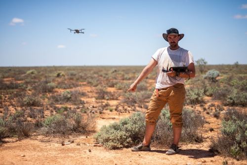 Un meteorito se estrelló recientemente en Australia.  Un dron recorrió la zona y lo encontró.