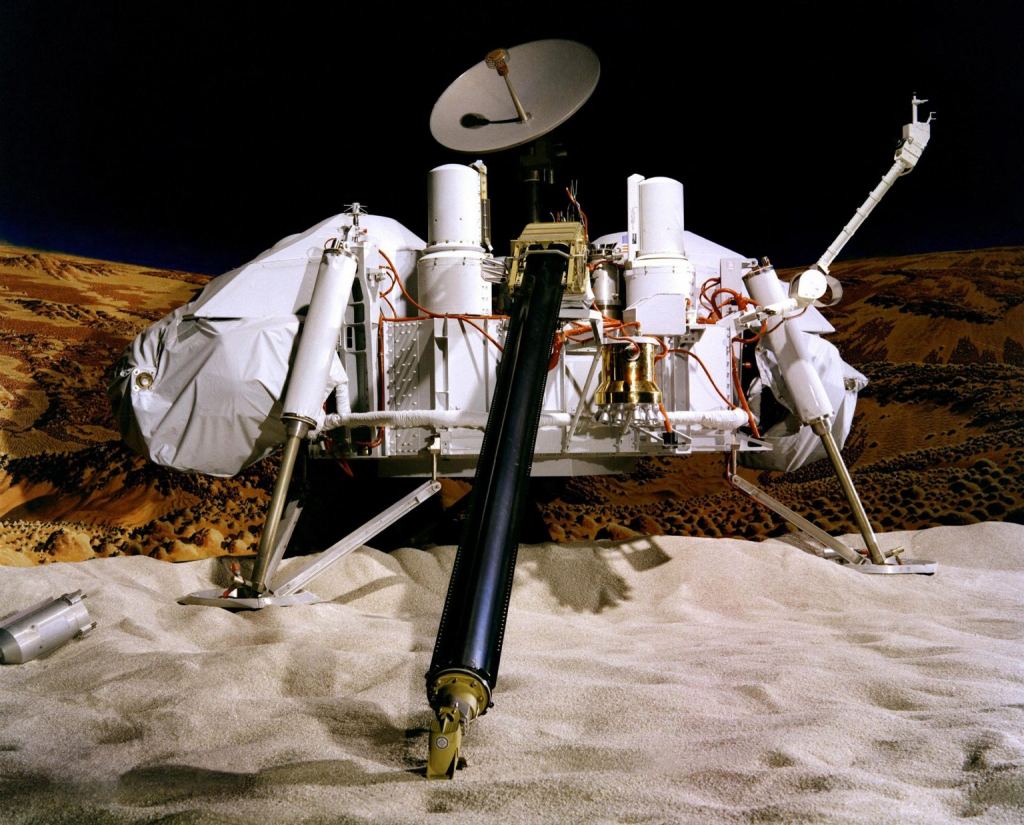 Model of the Viking lander that performed the experiments that inspired the search for the current tool under development.