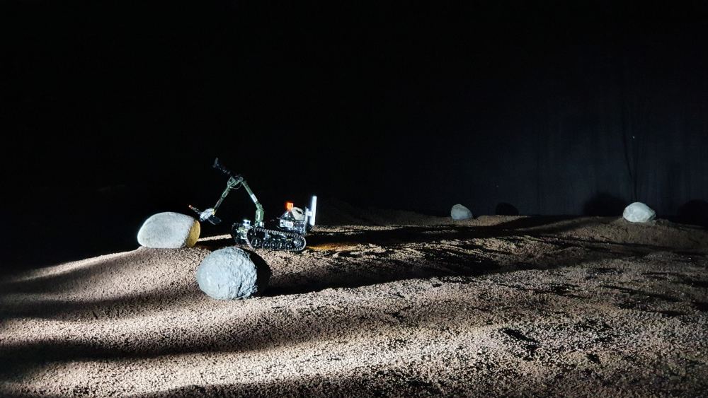 Jeden zo súťažiacich roverov v simulovanom lunárnom prostredí.  Obrazový kredit: ESA-M.  Sabbatini