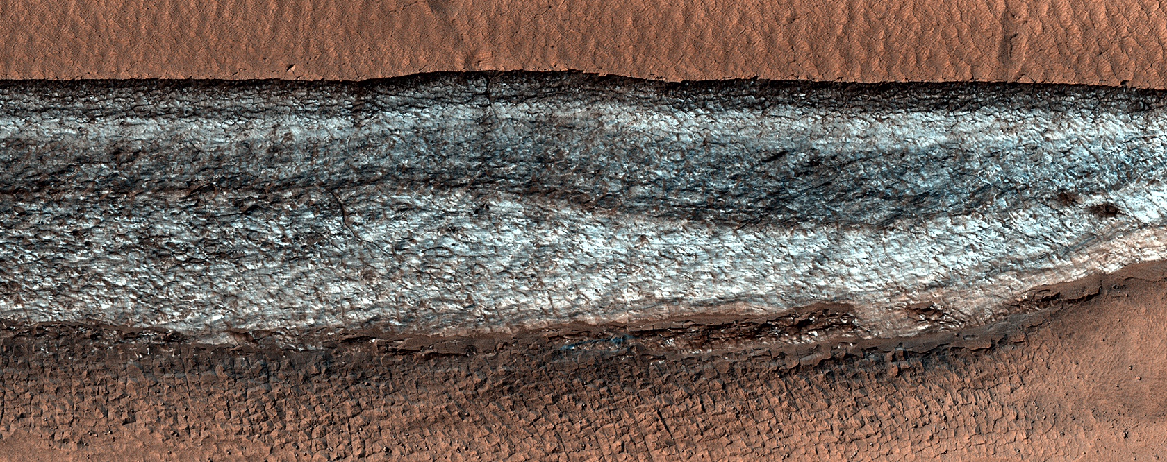 Tebing es ini adalah salah satu dari sedikit tempat di Mars dengan es air yang terbuka di pertengahan garis lintang.  Mungkin berumur puluhan juta tahun