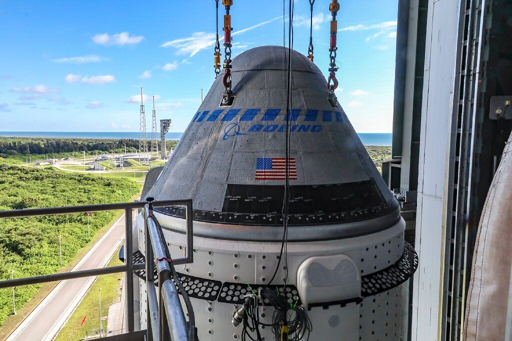 Starliner perched on top of an Atlas V.