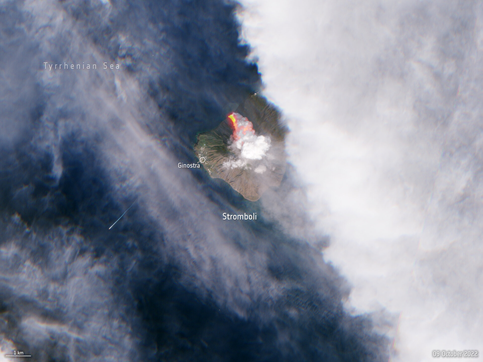 Una vista satelital de la nueva erupción de Stromboli en Italia.  Puedes ver un río de lava fluyendo hacia el mar.