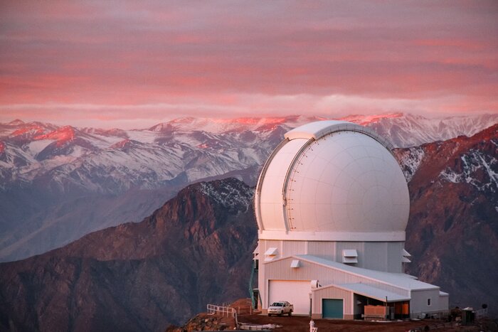 Telescopio SOAR con nieve en la montaña.  Es uno de varios observatorios que han sido cerrados debido a un incidente de piratería informática.  Cortesía de NOIRLab.