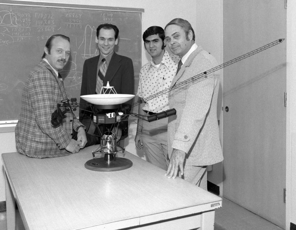 Ed Stone, segundo desde la izquierda, y otros miembros del equipo Voyager posan con un modelo de la nave espacial en 1977, cuando se lanzaron las dos naves espaciales.  Crédito de la imagen: NASA/JPL-Caltech