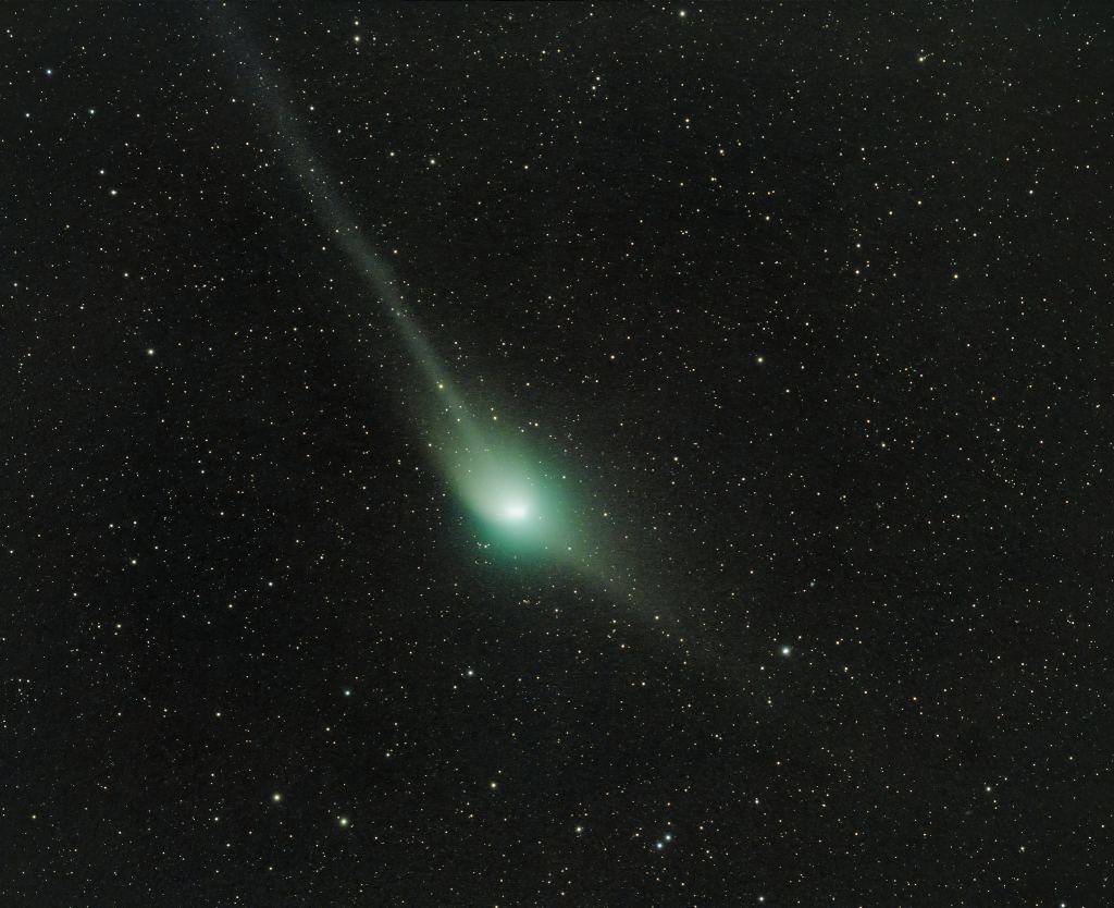 Spectacular Images of the Rare ‘Green Comet’ Gracing Our Skies Space