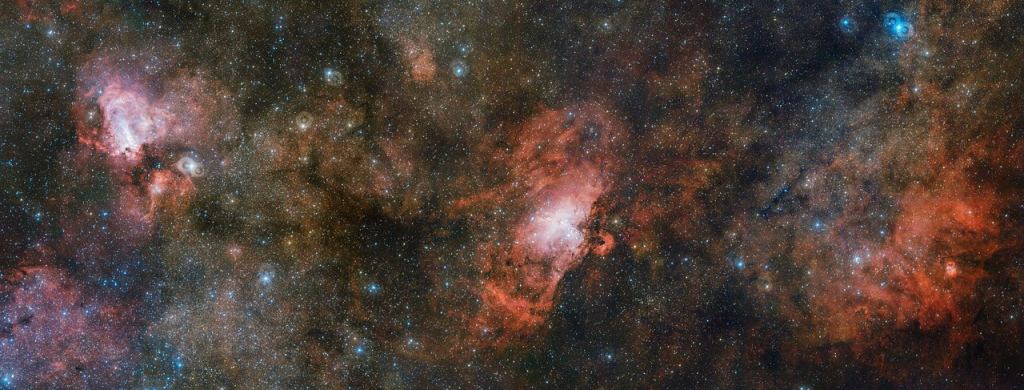 ESO の VLT サーベイ テレスコープ (VST) からのこの巨大な 3 ギガピクセルの画像では、空のより有名な 2 人の居住者があまり知られていない隣人とステージを共有しています。 右側には、シャープレス 2-54 と呼ばれるかすかに光るガスの雲があり、象徴的なわし星雲 (メシエ 16) が中央にあり、オメガ星雲 (メシエ 17) が左側にあります。 この宇宙のトリオは、ガスと塵の広大な複合体のほんの一部を構成しており、その中で新しい星が生まれ、周囲を照らしています。 画像著作権: ESO