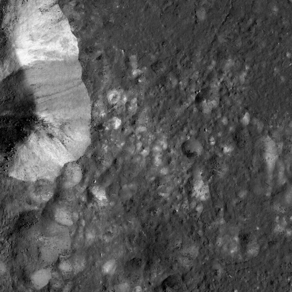 Aristarchus Crater visto su Earthshine durante la luna nuova.  È molto probabile che gli astronauti in superficie possano farsi strada solo attraverso la luce della luminosità della Terra.  Credito: NASA/KARI/ASU