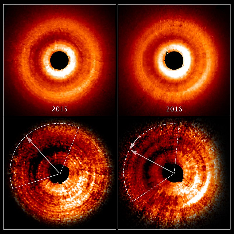 Estas imágenes, tomadas con un año de diferencia por el Telescopio Espacial Hubble de la NASA/ESA, revelan una sombra que se mueve en sentido antihorario alrededor de un disco de gas y polvo que rodea a la joven estrella recién nacida TW Hydrae.  Las imágenes superiores, tomadas por el espectrógrafo de imágenes del telescopio espacial, muestran un brillo desigual en todo el disco.  Gracias al procesamiento de imagen mejorado (abajo), el oscurecimiento se vuelve aún más evidente.  Según los datos de archivo del Hubble, los astrónomos han determinado que la sombra gira alrededor de la estrella central cada 16 años.  Saben que la característica es una sombra porque el polvo y el gas en el disco no giran tan rápido alrededor de la estrella.  La sombra puede ser causada por el efecto gravitacional de un planeta invisible que orbita cerca de la estrella.  El planeta extrae material del disco principal, creando un disco interno distorsionado.  El disco retorcido bloquea la luz de la estrella y proyecta una sombra en la región exterior del disco.  Enlaces: Comunicado de prensa de la NASA La creación de una sombra en el disco de TW Hydrae (ilustración).