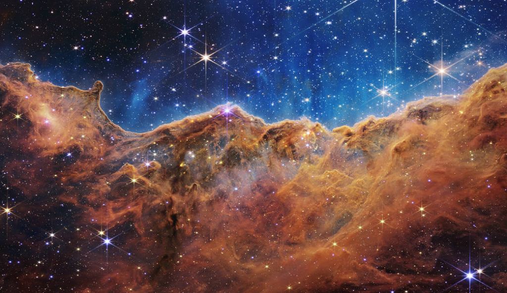 JWST capturó esta impresionante imagen de una parte de la Nebulosa Carina denominada 'Descenso cósmico' en julio de 2022. Crédito de la imagen: NASA, ESA, CSA y STScI