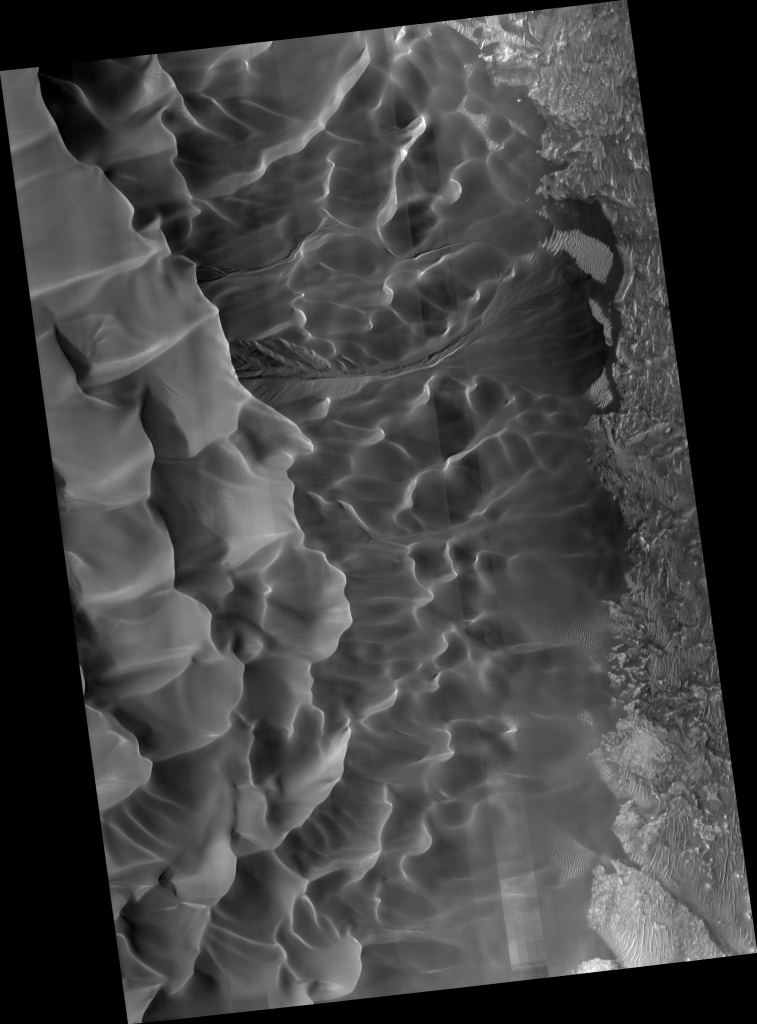 Esta imagen del cráter Matara muestra la elegancia sinuosa de sus dunas de arena.  Crédito de la imagen: NASA/JPL-Caltech/UArizona