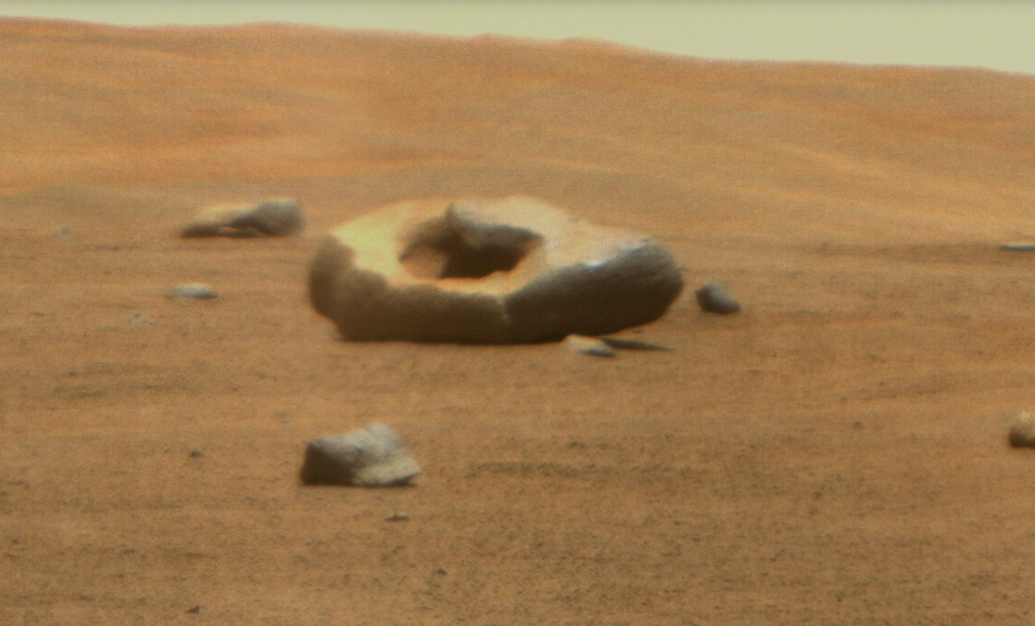 Mmmm.  Perseverance descubre una roca con forma de rosquilla en Marte.