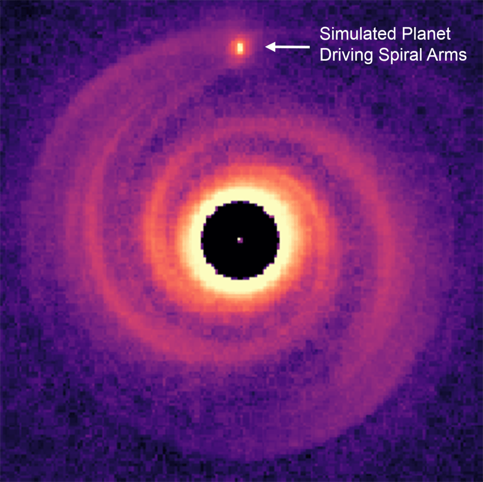Un planeta agitó brazos espirales alrededor de una estrella joven