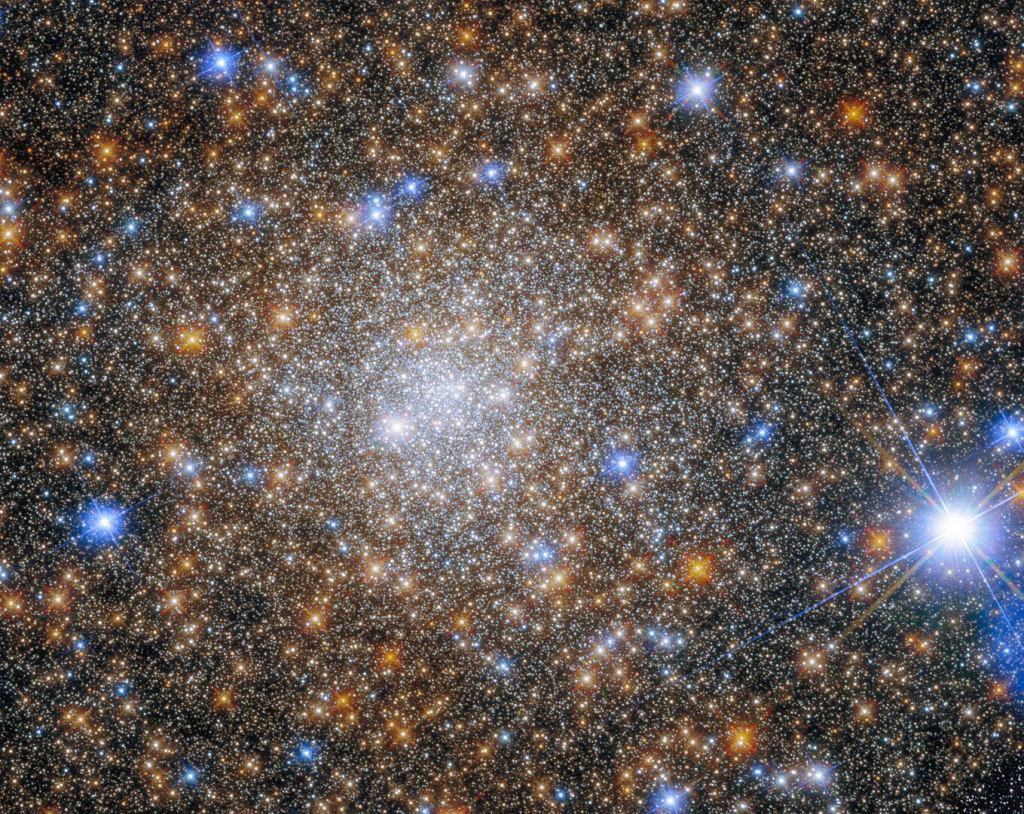 На этом изображении Хаббла показано Терзан 1, шаровое скопление, расположенное примерно в 22 000 световых годах от Земли в созвездии Скорпиона.  Это ближайший к галактическому центру ШЦ, находящийся всего в 4200 световых годах от нас.  Изображение предоставлено: ESA/Hubble, CC BY 4.0, https://commons.wikimedia.org/w/index.php?curid=135405328.