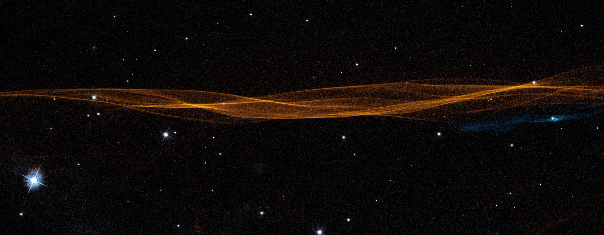 Астрономы десятилетиями наблюдали за расширением облака обломков сверхновой с помощью телескопа Хаббл.