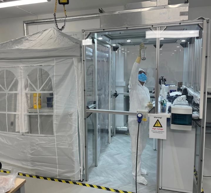 This is the ISO 5 clean room where the team did their experiments. ISO 5 is a common level of clean room used in biotech, pharmaceuticals, nanotechnology, and other pursuits. Image Credit: Raghavendra et al. 2023.