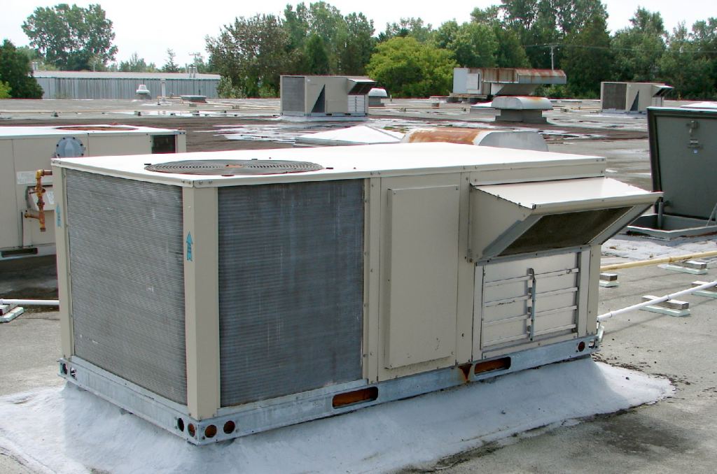 Rooftop HVAC units are common and could form part of the carbon-extraction system. Image Credit: By P199 - Own work, Public Domain, https://commons.wikimedia.org/w/index.php?curid=8875510