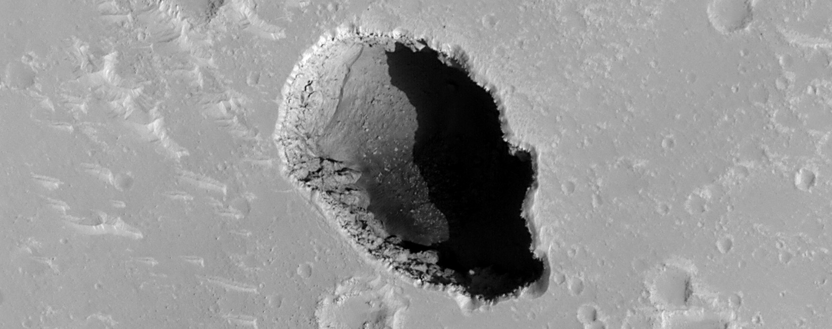Une chambre de lave effondrée sur Mars, vue de l’espace