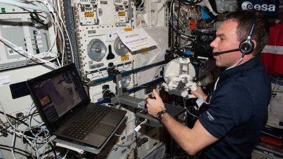 Como parte do experimento "Surface Avatar", o astronauta sueco da ESA Marcus Wandt comandou vários sistemas robóticos a partir da Estação Espacial Internacional