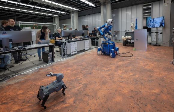 A série de experimentos de telerobótica 'Surface Avatar' tem como objetivo principal o desenvolvimento de robôs colaborativos para apoiar os astronautas. O projeto está sendo conduzido pelo DLR Institute of Robotics and Mechatronics, em colaboração com a Agência Espacial Europeia (ESA) e o Centro Alemão de Operações Espaciais. 