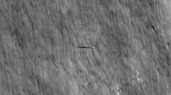 O Danuri parece uma linha nesta imagem do LRO tirada a 5 km acima dele. Crédito da imagem: NASA/Goddard/Universidade Estadual do Arizona