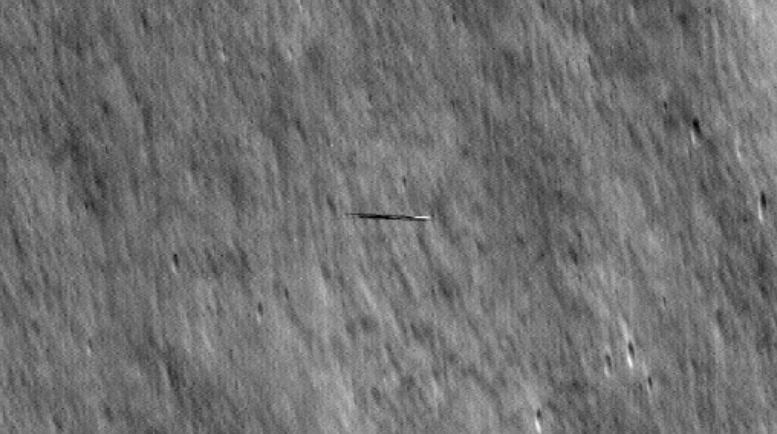 Danori erscheint als Linie auf dem LRO-Bild, das 5 km darüber aufgenommen wurde.  Bildquelle: NASA/Goddard/Arizona State University