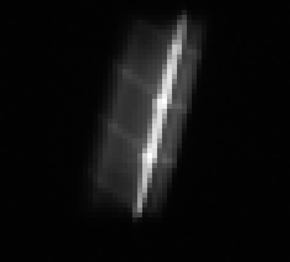 O Danuri capturou esta imagem do LRO quando o satélite da NASA estava a 18 km (11 milhas) abaixo dele. A velocidade combinada de ambas as espaçonaves era de 11.000 km/h (7.000 mp/h). Crédito da imagem: NASA/KARI/Universidade Estadual do Arizona