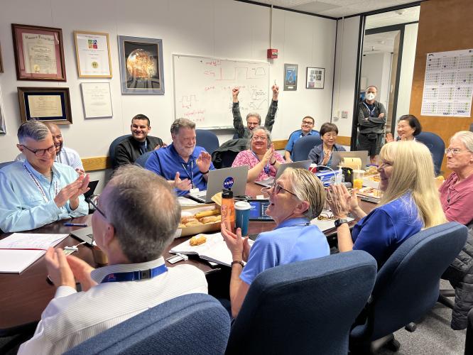 Os membros da equipe de voo da Voyager 1 comemoram em uma sala de conferências no Laboratório de Propulsão a Jato da NASA em 20 de abril, após receberem a confirmação de que o reparo no FDS da espaçonave funcionou. Crédito: NASA/JPL-Caltech