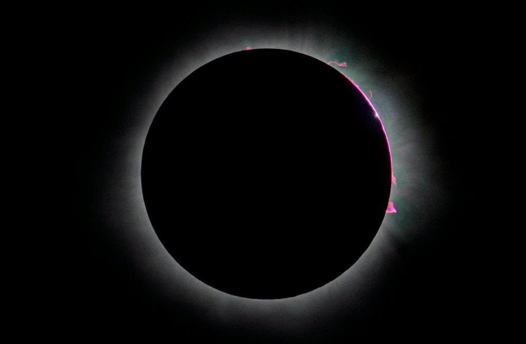 Totality with prominences.