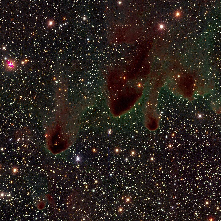 Esta imagen muestra tres de los 32 CG de la Nebulosa de las Gomas: CG 30, 31 y 8. Crédito de la imagen: Por Legacy Surveys / D.Lang (Perimeter Institute) y Meli Thev - Trabajo propio, CC BY 4.0, https://commons .wikimedia.org/w/index.php?curid=143429111