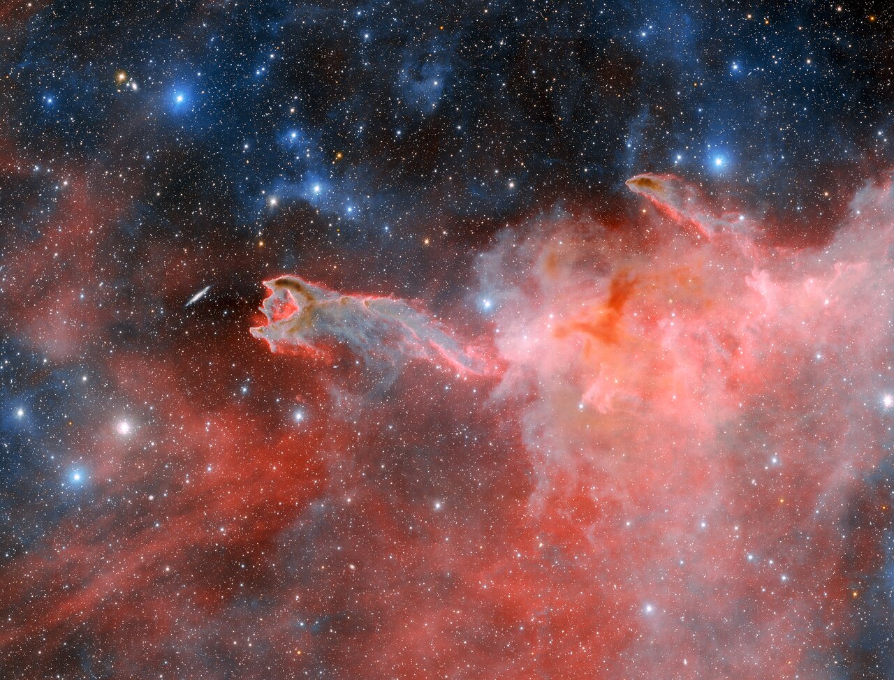 Una nebulosa extiende su mano hacia el espacio.
